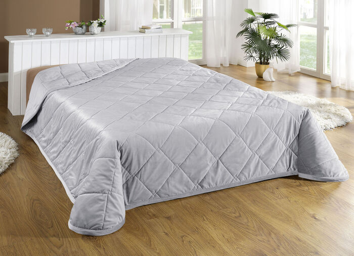 Klassische Tagesdecke und Kissenbez&uuml;ge in edler Samtoptik SILBER