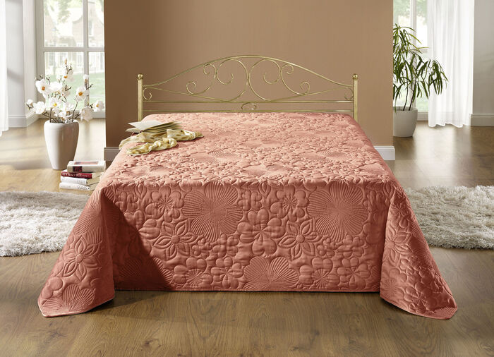 Hervorragend verarbeitete Tagesdecke und passende Kissenbezüge ALTROSA