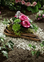 Gesteck in Herzform aus Rattan 