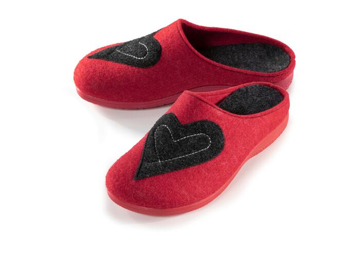 Hausschuh mit Herzapplikation 