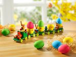Osterzug mit Waggons die als Eierbecher dienen 
