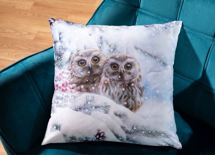 Kissenbezug in Samtoptik mit Schneeeulen-Motiv 