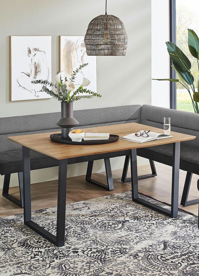 Esstisch auf schwarzem Metallgestell 