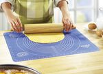 Zusammenrollbare Ausrollmatte mit Mass-Skala BLAU