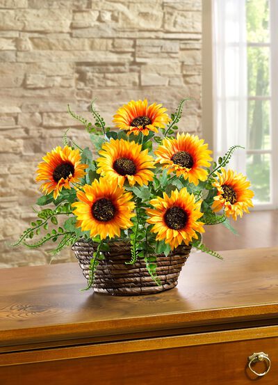 Sonnenblumen-Gesteck in Weidenkorb 