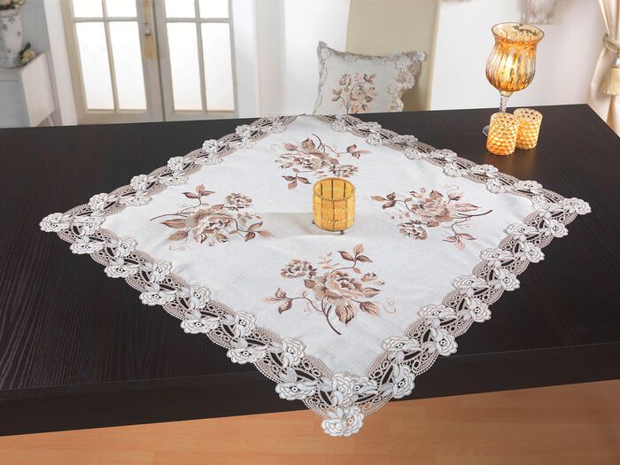 Tisch- und Raumdekoration mit Spitzenbord&uuml;re 