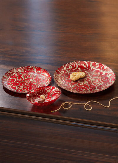 Teller und Schalen aus Glas mit goldfarbenen Relief 