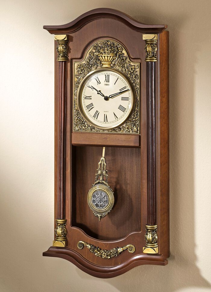 Wanduhr mit Dekopendel und Verzierungen 