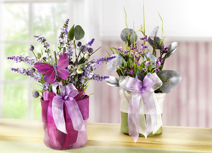 Frühlingsgesteck mit Blumen und Gräser im Filzbeutel, 