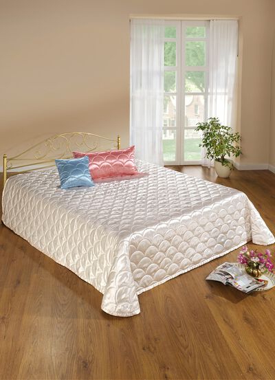 Edel glänzende Tagesdecke und Kissenbezüge mit Steppung in Muscheloptik 