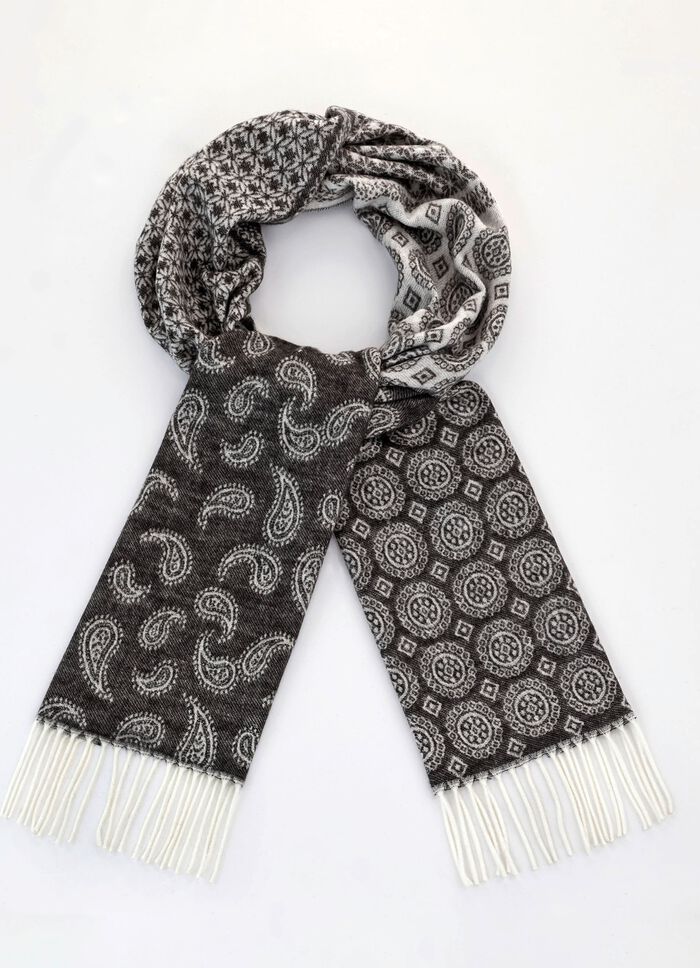 Schal mit verschiedenen Dessins 