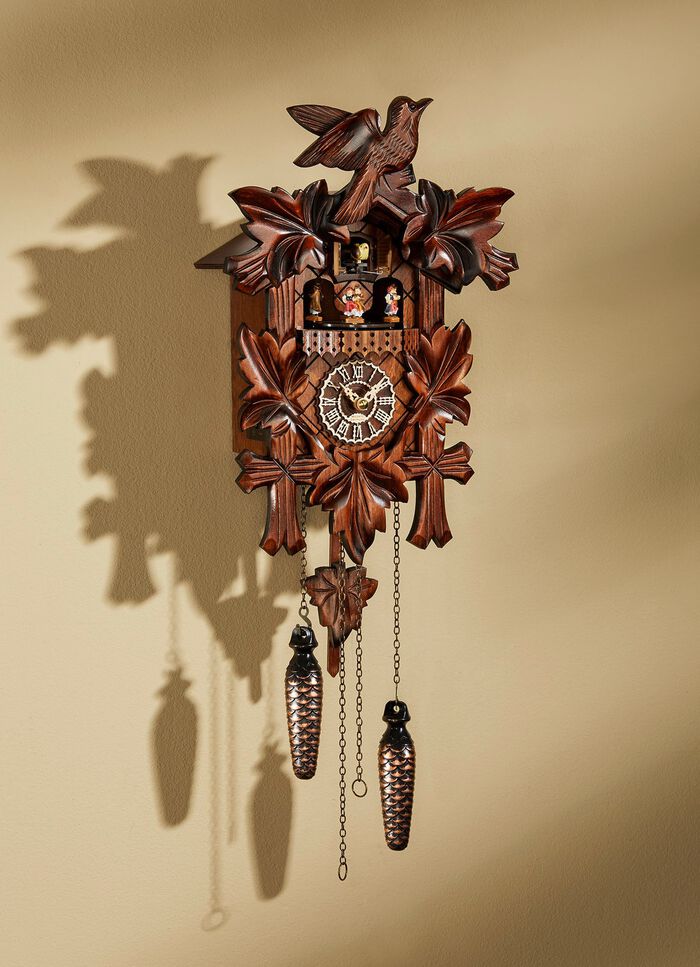 Im Schwarzwald gefertigte Kuckucksuhr aus Holz 