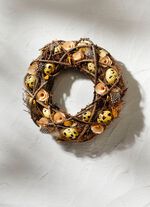 Wandkranz aus Kunst- und Textilmaterial 