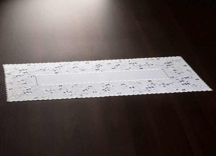 Bestickte Tisch- und Raumdekoration mit Bl&uuml;mchen-Bord&uuml;re 