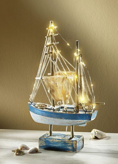 Beleuchtetes Segelboot - 