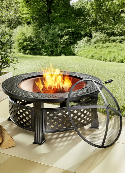 Feuerstelle mit Gitterdeckel und Schürhaken 