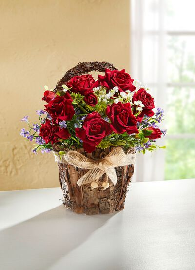 Wildrosen-Gesteck in Topf aus Rinde 