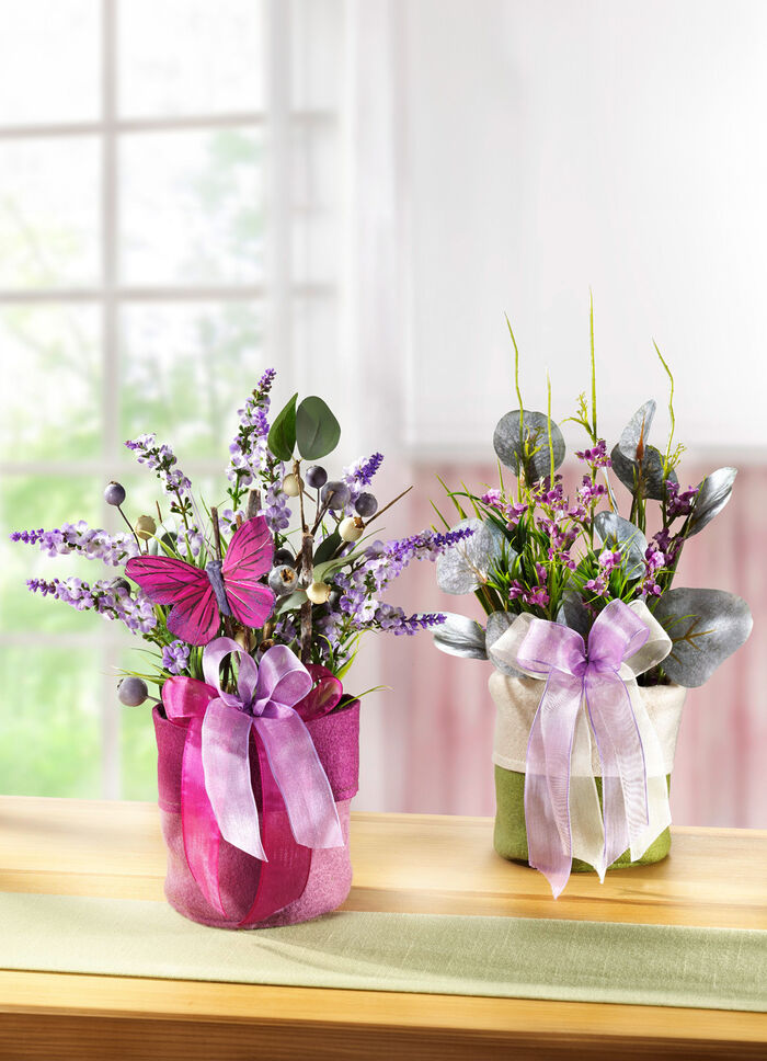 Fr&uuml;hlingsgesteck mit Blumen und Gr&auml;ser im Filzbeutel 