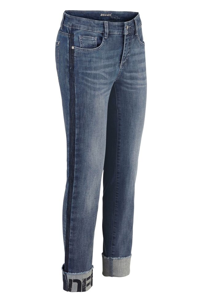 Jeans mit Fransensaum und Schriftzug auf einem Bein 