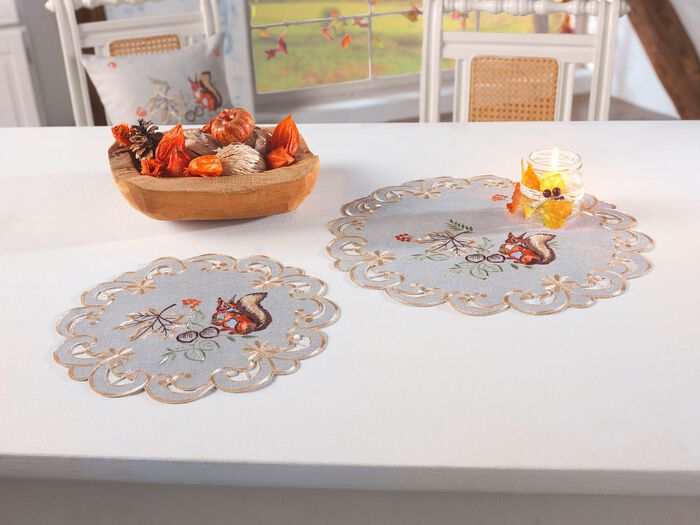 Aufwendig gearbeitete Tisch- und Raumdekoration 