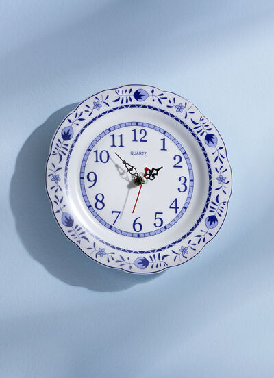 Wanduhr mit Zwiebelmuster-Dekor 