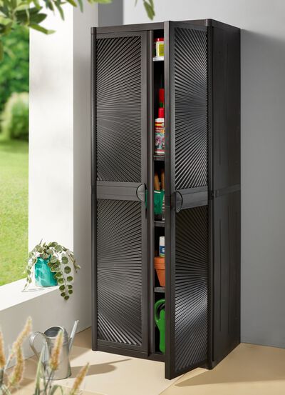 Gartenschrank mit strahlenf&ouml;rmigem Design an den T&uuml;ren 