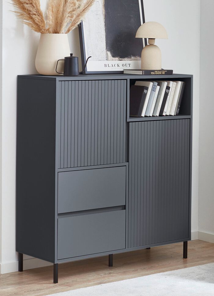 Highboard mit aufwendiger Rillenfront 
