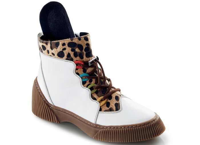 Interessante Stiefelette in 2 Farben mit herausnehmbarem Fussbett, Weite G 
