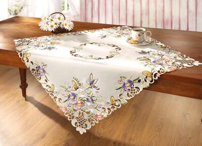 Tisch- und Raumdekoration mit Bl&uuml;ten und Schmetterlingen 