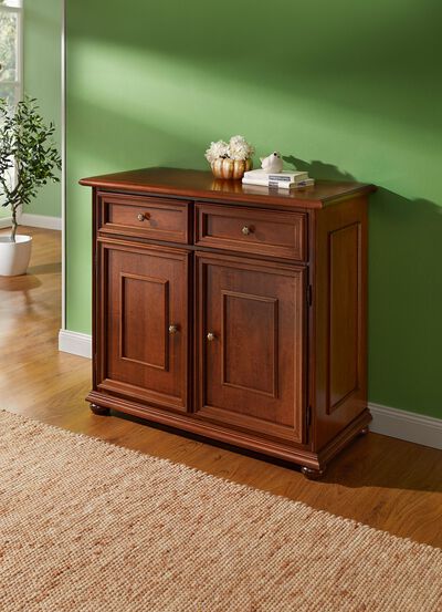 Teilmassive M&ouml;belserie mit Metallkn&ouml;pfen 