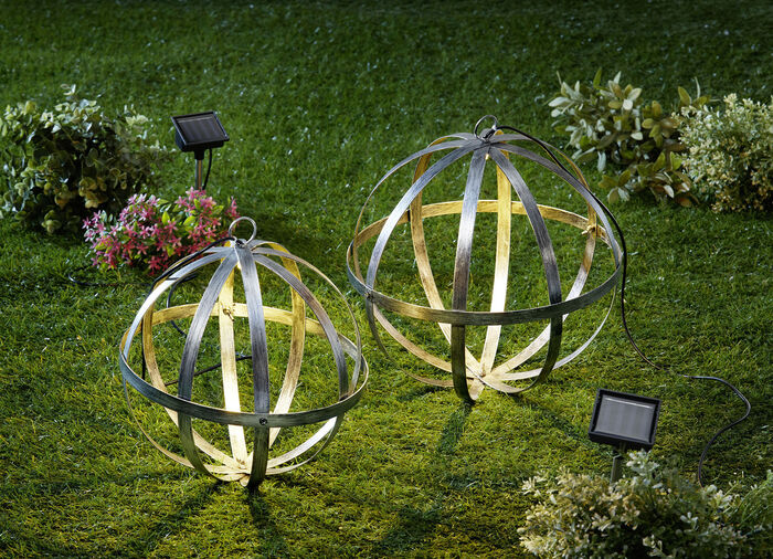 Solarleuchte mit silbern-glänzender Metalloberfläche 