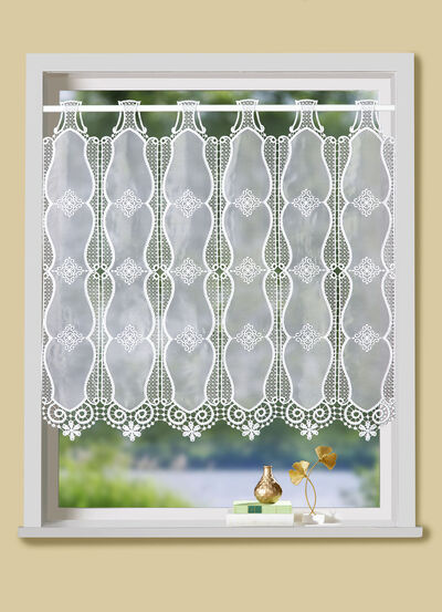 Kleinfenster-Vorhang mit Macramé-Abschluss 