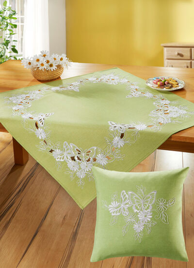 Tisch- und Raumdekoration mit gestickten Schmetterlingen und Blumen, , large