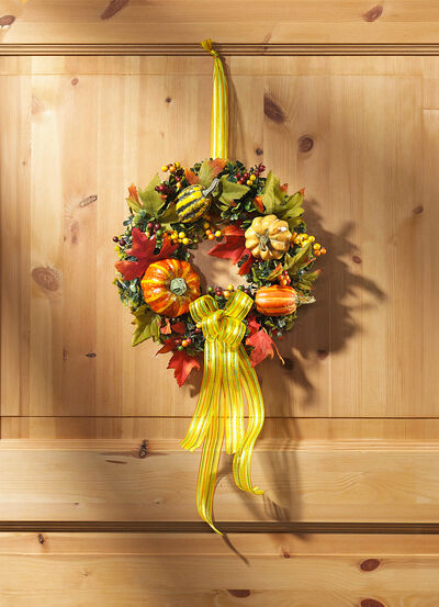 Wandkranz mit bunten Blättern, Beeren und Kürbissen, , large