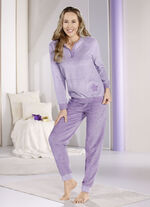  Schlafanzug aus Frottierstretch mit garngefärbtem Ringeldessin 